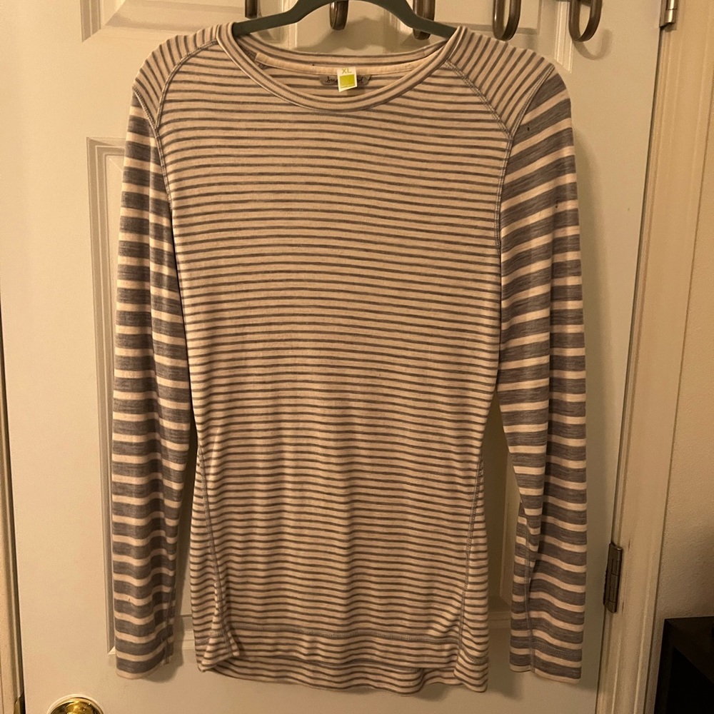 Smartwool top XL with flaw